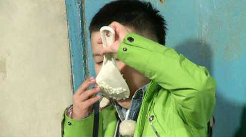 Cậu bé Yoon Ho rất háu ăn.