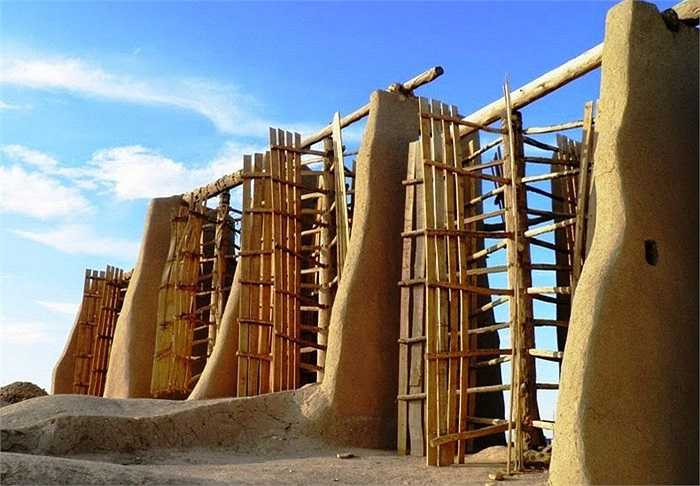 Ba Tư được xem như chiếc nôi ra đời đầu tiên của những chiếc cối xay gió, khi chúng xuất hiện vào thế kỷ thứ 5 sau công nguyên. Sau đó, những chiếc cối xay gió lan sang Trung Đông, châu Âu, Trung Quốc và Iran.