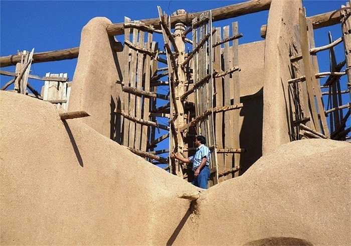 Các cối xay gió được dựng lên bên rìa những ngôi làng hoặc một thảo nguyên mênh mông lộng gió.