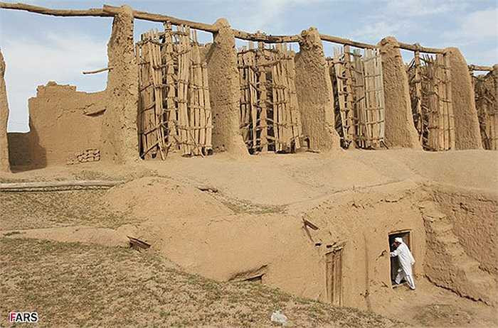 Nguyên liệu chính để xây dựng những chiếc cối xay gió là đất sét, rơm và gỗ. Nhiên liệu duy nhất để chúng hoạt động là tận dụng sức của gió trời.