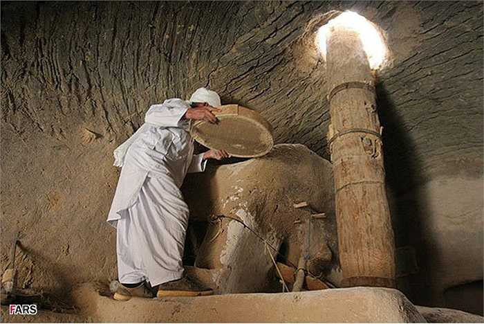 Tại Ba Tư, những chiếc cối xay gió đều có trục thẳng đứng và thường có từ 6 đến 12 cánh quạt hình chữ nhật, được xây dựng vuông góc với hướng gió nhằm tận dụng tối đa sức gió.