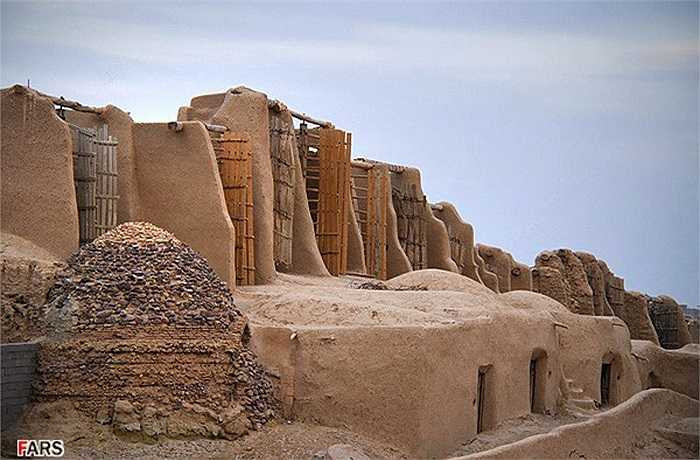 Không chỉ ở Ba Tư mà tại thị trấn Nashtifang, Iran, vẫn tồn tại hơn 30 chiếc cối xay gió sừng sững hiên ngang.