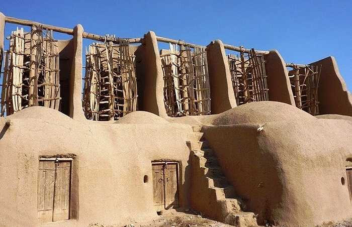 Những chiếc cối xay gió được thiết kế cao từ 13m đến 20m. Nơi đây được coi là tâm bão. Tốc độ của sức gió nhiều khi lên tới 120km/h.