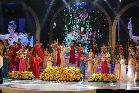 nữ sinh duyên dáng