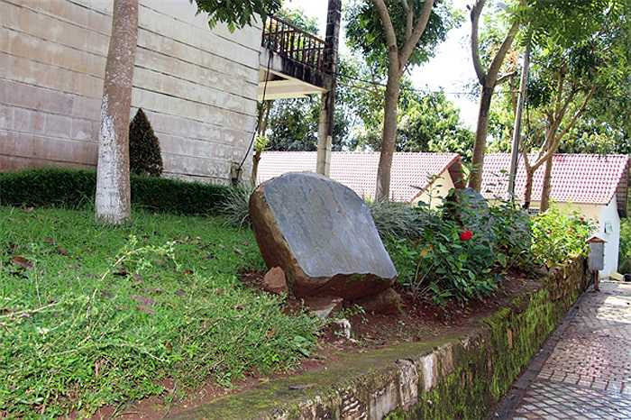 Những phiến đá mới đang chờ đợi được tạc tiếp. Đây là cách giáo dục cho thế hệ cầu thủ sau của học viện về những lớp đàn anh. Và mùa tới, những Tuấn Anh, Công Phượng, Xuân Trường, Đông Triều cũng sẽ được khắc tên mình vào bia đá.