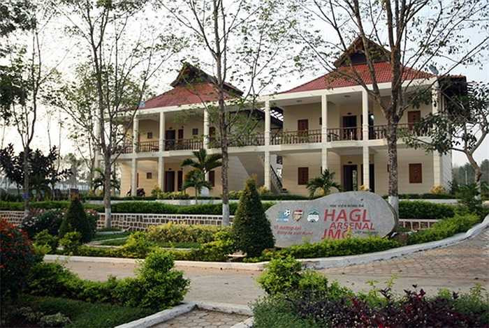 Trong học viện, ở trước các khu nhà luôn có những khối đá lớn gợi lên hình những bàn chân trần - một biểu tượng gắn liền với học viện - và được in logo học viện.