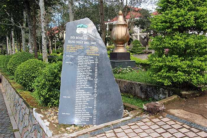 Đặc biệt, trong khuôn viên của học viện luôn có những tấm bia ghi lạ danh sách đội 1 của HAGL tham dự các mùa giải V-League. Đây là danh sách đội 1 HAGL dự V-League đầu tiên năm 2002.