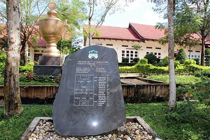 Danh sách đội 1 HAGL dự V-League 2004 và có thêm 1 chức vô địch nữa với 1 ngôi sao được tạc trên phiến đá.