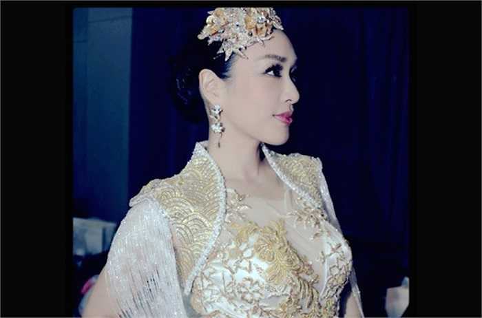 Cô là nữ diễn viên nổi tiếng của Hồng Kông, cha là người Việt gốc Hoa còn mẹ là người Việt Nam. 