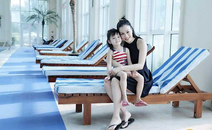 Cô thường thể hiện tình cảm ngọt ngào với con gái. 