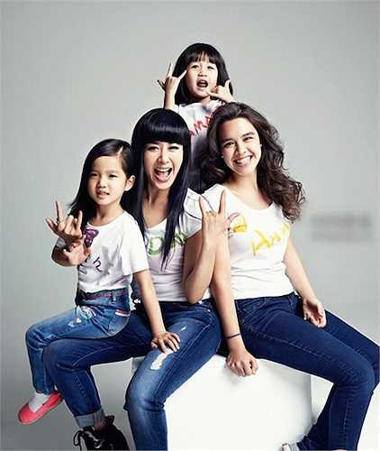 Bộ ảnh chụp cùng 3 'thiên thần' của mình càng chứng tỏ vẻ đẹp vượt thời gian của bà mẹ này. 