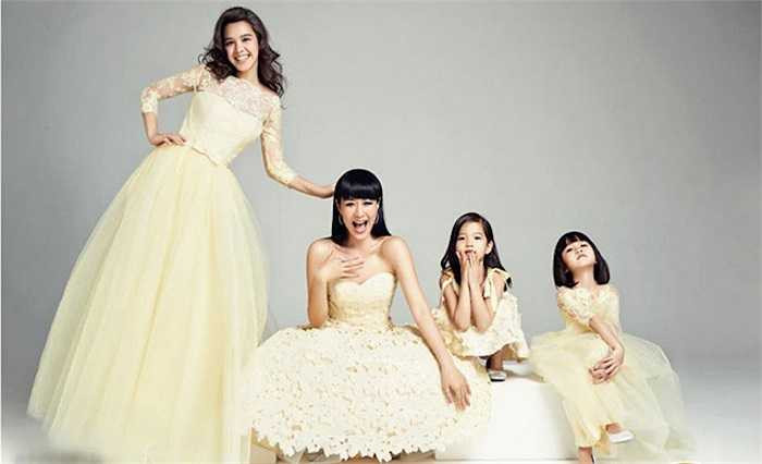 Chung Lệ Đề cùng 3 cô con gái mặc ton-sur-ton, tạo nên màu sắc hài hòa cho bộ ảnh. 