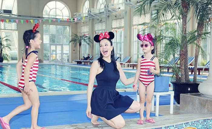 Cô con gái lớn tên là Yasmine Ross, sinh năm 1998, là con của Lệ Đề với người chồng thứ nhất Glen Ross (người Bỉ). 