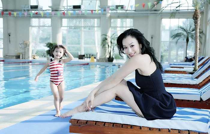 2 'công chúa nhỏ' là con của cô với người chồng thứ hai, nhạc sỹ Nghiêm Chấn Tường. 