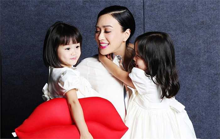 Bên các con, nữ diễn viên gốc Việt tràn đầy sức sống. 