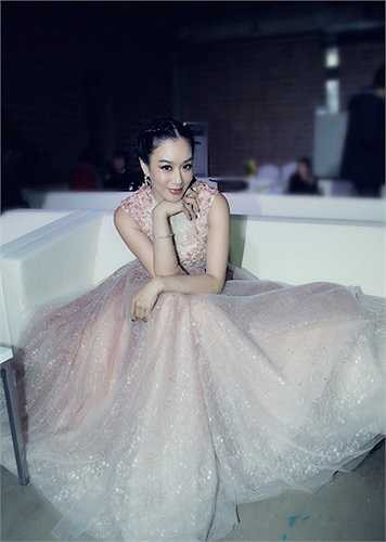 Từ vương miện này, Chung Lệ Đề được mời vào nhiều vai diễn. 