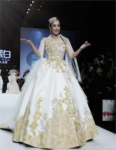 Ở tuổi tứ tuần, cô vẫn là một người mẫu trẻ đẹp trên sàn catwalk. 