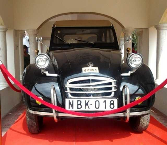 Chiếc <a href='https://vtcnews.vn/oto-xe-may.31.0.html' >xe hơi</a> công tử được trưng bày tại khu di tích.