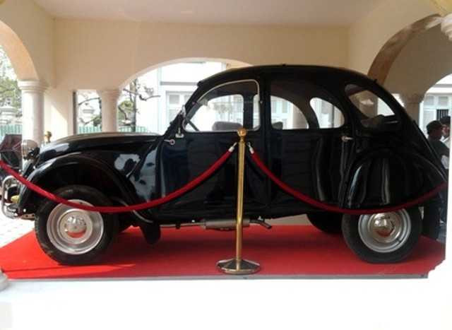 Chiếc xe hơi công tử được trưng bày tại khu di tích.