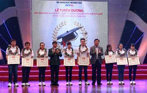 Ngoài ra, Bộ Giáo dục và Đào tạo đã tặng bằng khen cho 20 cán bộ, giáo viên có thành tích trong công tác tập huấn và hướng dẫn các đội tuyển quốc gia dự thi Olympic quốc tế và khu vực năm 2014.