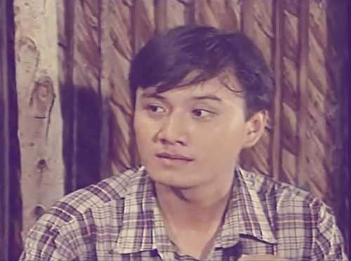 Dù nổi tiếng nhưng cuộc sống riêng của anh ẩn chứa nhiều nỗi cô đơn. Bố mẹ ly dị từ lúc 10 tuổi, sau đó thì bố mất, mẹ sống với gia đình mới, cậu bé Lê Công Tuấn Anh một mình sống lang thang khắp nơi, thậm chí là đi ăn xin cho đến 12 tuổi mới được đưa vào trường <a href='https://vtcnews.vn/giao-duc.538.0.html' >giáo dục</a> rồi sau đó về sống với gia đình người cô tốt bụng.