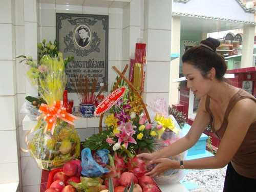 Lê Công Tuấn Anh mất đi đã để lại niềm thương tiếc trong lòng nhiều khán giả điện ảnh Việt Nam. Nhiều fan đã đổ về từ khắp nơi để đứng xếp hàng chờ hàng tiếng đồng hồ trước cổng chùa Xá Lợi, TP.HCM - nơi tổ chức đám tang của tài tử - để được vào thắp nhanh và bày tỏ lòng thành kính đối với thần tượng của mình. Ngày đưa tang, do số lượng người hâm mộ đưa tiễn quá đông đã gây nên tình trạng tắc nghẽn giao thông tại nhiều đường phố lớn của Sài Gòn. 