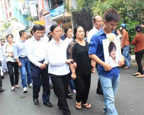 Nhiều nghệ sỹ, khán giả đến viếng anh đã không cầm nổi nước mắt trước sự ra đi quá sớm của Wanbi Tuấn Anh ở tuổi 26. Lúc sinh thời, giọng ca Đôi mắt được nhiều bạn bè trong giới yêu mến vì tính cách hòa nhã và luôn giúp đỡ mọi người, không sân si, bon chen. Khi anh rời khỏi cõi tạm, mọi người vẫn luôn nhớ về anh với nụ cười không bao giờ tắt trên môi cùng một thái độ sống lạc quan, các ca khúc đình đám như Kem dâu tình yêu, Cho em, Chuyện tình gió, Từng ngày qua... được cho là mở đầu cho trào lưu nhạc trẻ của Việt Nam. 