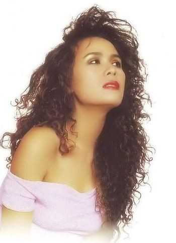 Ngọc Lan: Với chất giọng ngọt ngào, trữ tình, man mác nỗi buồn, Ngọc Lan nhanh chóng được khán giả biết đến và đã được các trung tâm nổi tiếng mời thu âm như trung tâm băng nhạc Dạ Lan, trung tâm Giáng Ngọc, và xuất hiện thường xuyên tại các vũ trường, phòng trà... Tuy nhiên, khi đang ở đỉnh cao sự nghiệp, Ngọc Lan đột ngột không xuất hiện vào năm 1993 khiến dư luận dấy lên nhiều tin đồn, trong đó có thông tin sức khỏe của cô không tốt khiến tiếng hát của cô không còn linh động như xưa. 