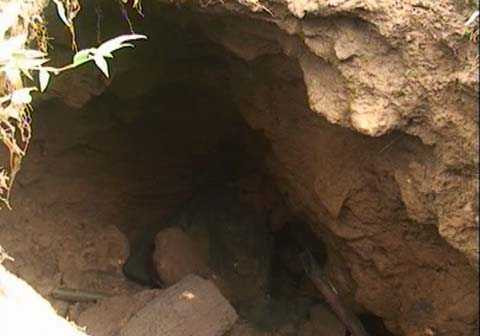 Quảng Ngãi, dân hốt hoàng, phát hiện, hố tử thần, giữa sân