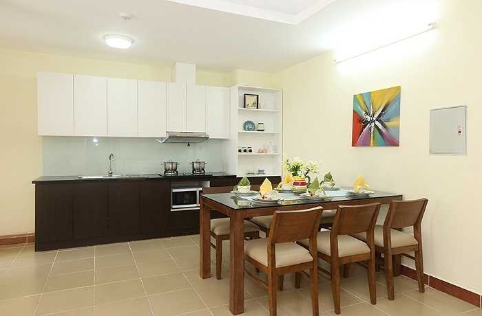 Phòng bếp đơn giản với điểm nhấn là tủ bếp được thiết kế theo các modun vừa đẹp, vừa tiện sử dụng cho chủ nhân.