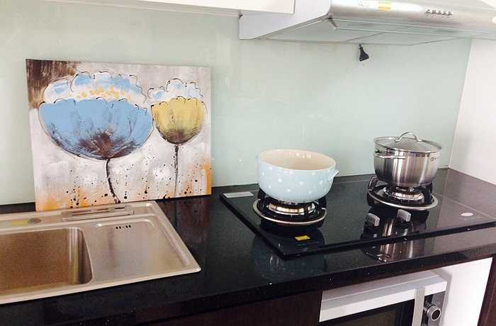 Phòng bếp sử dụng chủ yếu là các loại gỗ chịu được nước, trong khi nội thất của các phòng khác là gỗ công nghiệp.