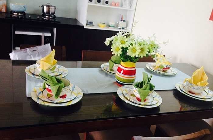 Một bộ bàn ăn đơn giản nhưng vẫn sang trọng