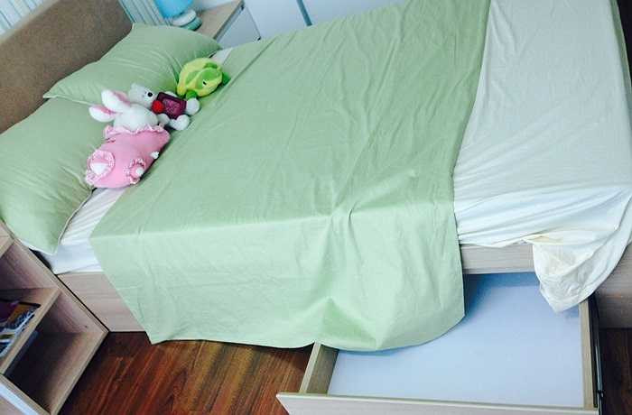 Đặc biệt nội thất trong phòng ngủ cũng được thiết kế theo modun để dễ dàng tháo lắp. Giường ngủ được thiết kế có nhiều ngăn kéo để tận dụng để có thêm chỗ để đồ đạc cho chủ nhân.