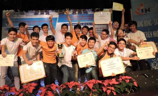 Sinh viên ĐH FPT vui mừng trước chiến thắng 