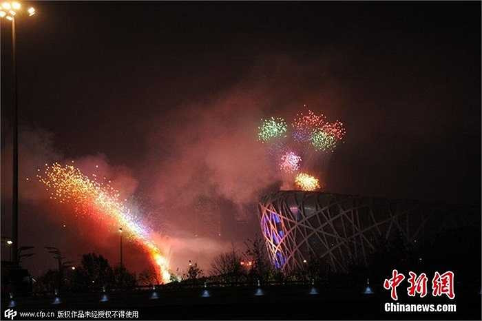 Hàng chục máy bắn pháo hoa được trang bị xung quanh sân vận động tổ chim