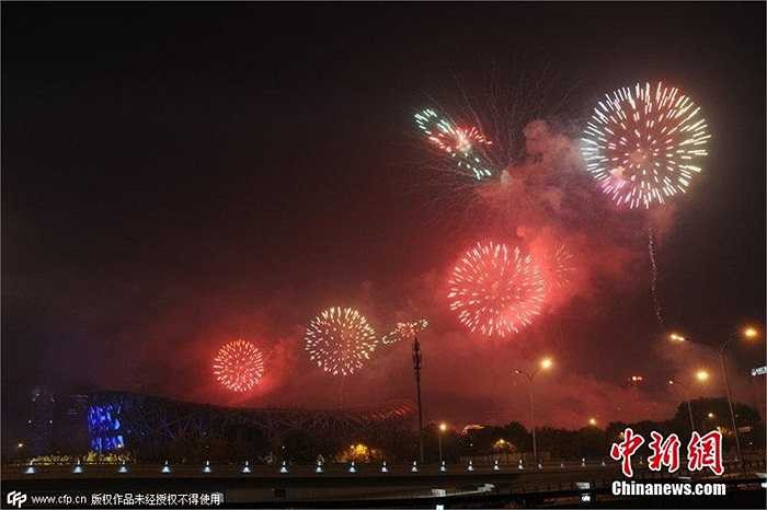 Những chùm pháo hoa thắp sáng bầu trời Bắc Kinh