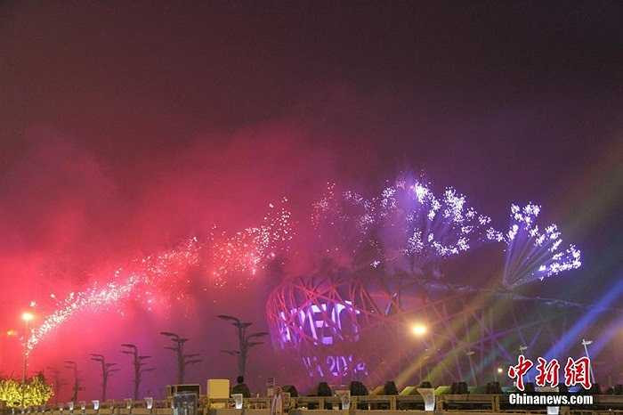 Màn pháo hoa rực rỡ sắc màu mừng khai mạc APEC 2014