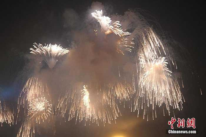 Pháo hoa rực sáng trên bầu trời Bắc Kinh tối 4/11