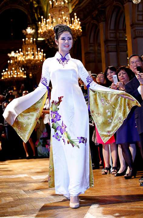 trình diễn áo dài tại pháp