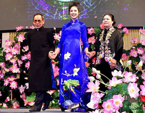 trình diễn áo dài tại pháp