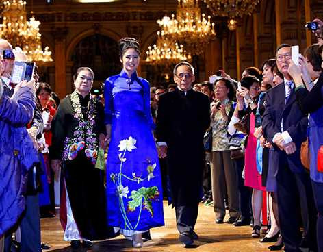 trình diễn áo dài tại pháp