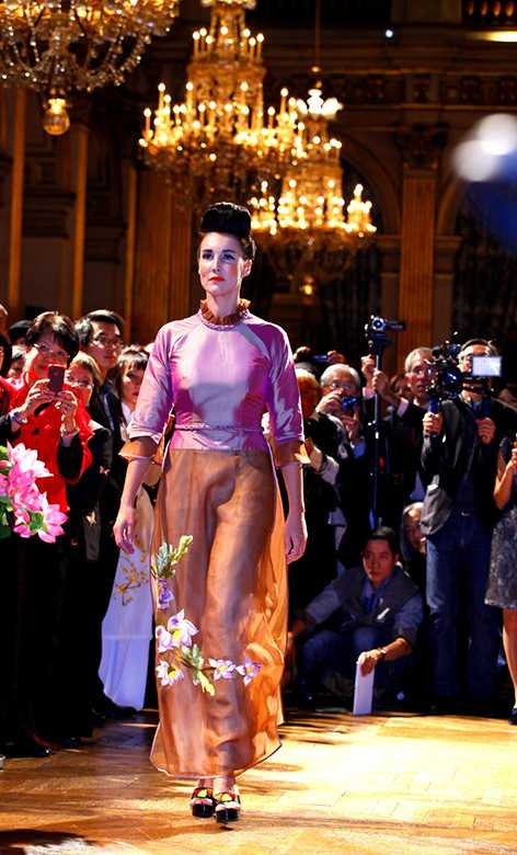 trình diễn áo dài tại pháp