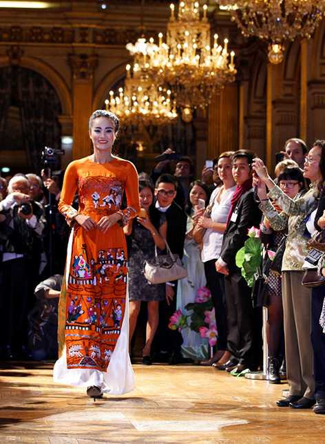 trình diễn áo dài tại pháp