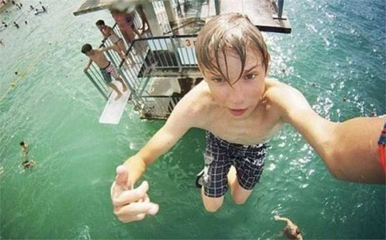 Nam sinh không sợ nguy hiểm, vừa nhảy cầu vừa chụp ảnh.