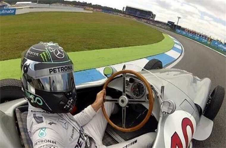 Tay đua xe cùng màn chụp tự sướng độc đáo, không phải ai cũng làm được