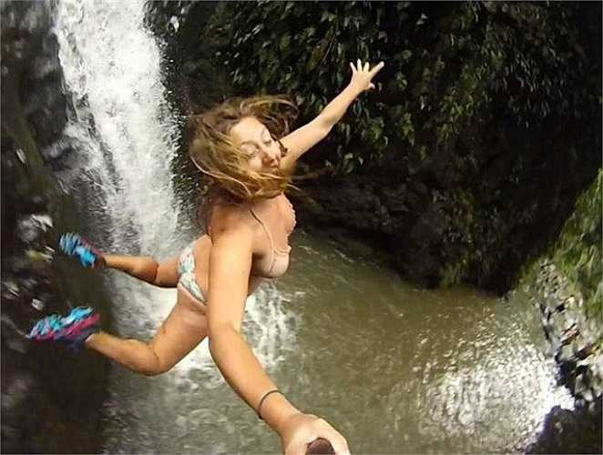 Nhảy thác và sử dụng gậy tự sướng cùng lúc được nhiều người đánh giá là không thể nguy hiểm hơn.