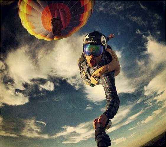 Màn nhảy dù không quên ghi lại khoảnh khắc đẹp cũng được coi là tấm hình độc đáo và không kém phần nguy hiểm do dân mạng bình chọn.