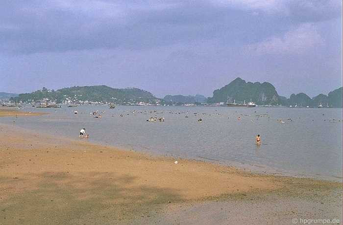 Qua hai lượt đi phà (phà Bính, phà Rừng) mới hết đất Hải Phòng, nhiếp ảnh gia người Đức đến Quảng Ninh vào mùa hè năm 1991. Thời điểm đó, thành phố Hạ Long chưa ra đời nên trung tâm của tỉnh là thị xã Hồng Gai. 