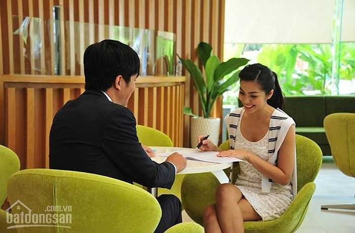 Theo bà Đặng Thị Hoàng Phượng, Chủ tịch HĐQT SCC, hợp đồng giữa SCC với 'đại sứ thương hiệu' kéo dài trong vòng 1 năm, SCC có quyền sử dụng hình ảnh Tăng Thanh Hà trong các hoạt động quảng bá sản phẩm. 