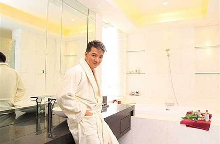 Ca sỹ Đàm Vĩnh Hưng cũng xuất hiện với vai trò được cho là nhà đầu tư tại các dự án có vị trí đắc địa như Léman Luxury Apartment (mặt tiền Nguyễn Đình Chiểu - Trương Định, Q.3) của C.T Group; Icon 56, Lexington Residence và Galaxy 9. Tại buổi mở bán căn hộ Léman ở khách sạn Legend Hotel hồi năm 2013, Đàm Vĩnh Hưng cũng đặt mua hai căn hộ Léman.